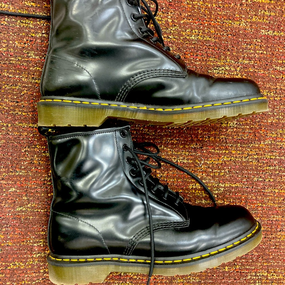 Dr. Martens 1460 SMOOTH LEATHER LACE UP BOOTS: